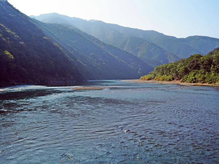 沈下橋から眺めた四万十川の流れ